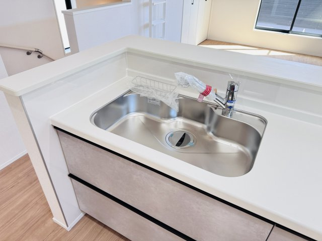 流山市美原３丁目新築戸建（美原５期）のキッチン|シンクの水栓には浄水器がついてます