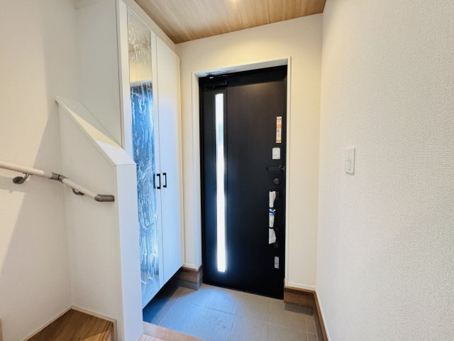 流山市美原３丁目新築戸建（美原５期）の玄関|玄関ホール・ミラー付きシューズボックス