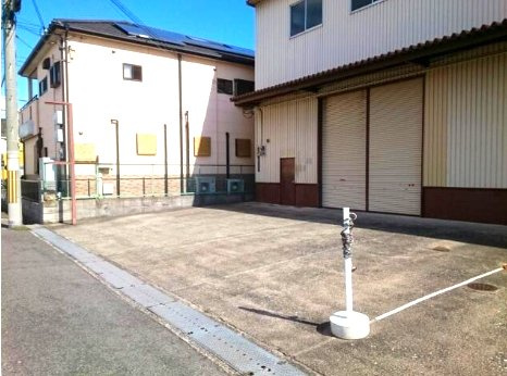 百舌鳥陵南町３丁事務所付倉庫の駐車場