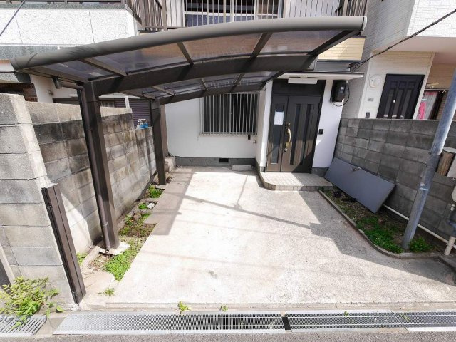 寺池町２丁目貸家の駐車場