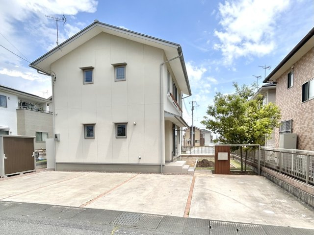 【中古戸建】前橋市稲荷新田町の外観|■外観｜外壁のアクセントカラーがシックな外観です。シンプルなデザインでありながらも「個性」を損なわず、お客様一人ひとりの暮らし方にフィットします。