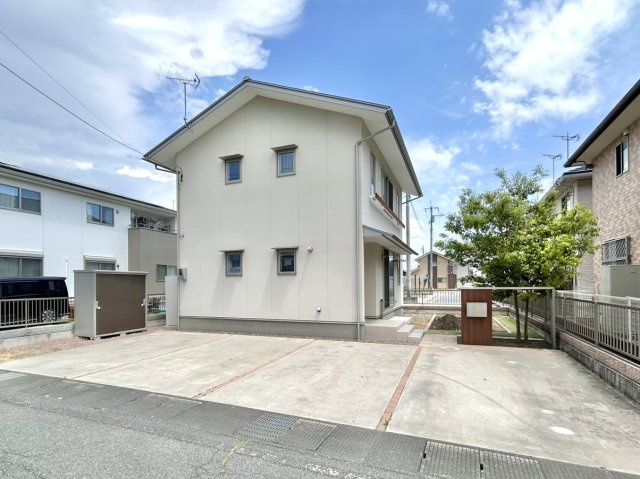 【中古戸建】前橋市稲荷新田町の外観|■外観｜窓の配置や、爽やかな白ベースの外観が清潔感をもたらします。まっさらなキャンバスのような家にこだわりを彩って…始めよう、あなただけの豊かな暮らし( ＾＾ )