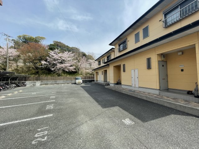 ブルウジュⅡの駐車場