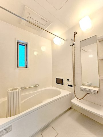 【浴室】 | 桜ヶ丘2丁目、中古戸建て | 【現地写真】
浴室♪
窓付きで明るいです♪