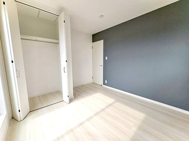 【洋室】 | 桜ヶ丘2丁目、中古戸建て | 【現地写真】
洋室♪
全居室収納付き♪