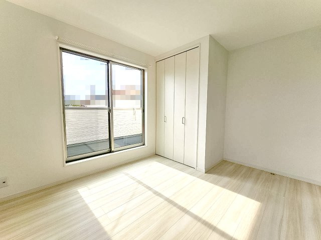 【洋室】 | 桜ヶ丘2丁目、中古戸建て | 【現地写真】
洋室♪
全居室収納付き♪