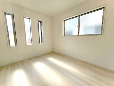 【洋室】 | 桜ヶ丘2丁目、中古戸建て | 【現地写真】
洋室♪
全居室収納付き♪