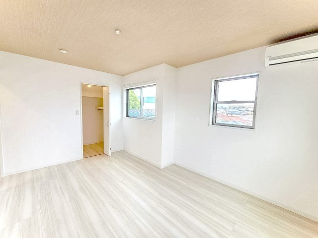 【洋室】 | 桜ヶ丘2丁目、中古戸建て | 【現地写真】
洋室♪主寝室！
エアコンが付いています！