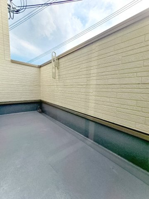 【バルコニー】 | 桜ヶ丘2丁目、中古戸建て | 【現地写真】
広々としたバルコニー！
陽当たり良好です♪