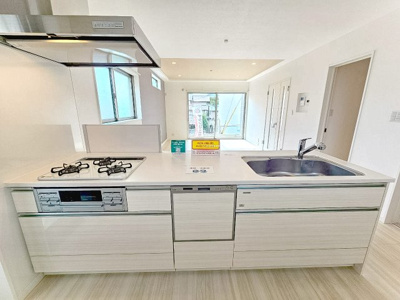 【キッチン】 | 桜ヶ丘2丁目、中古戸建て | 【現地写真】
キッチン♪勝手口付き！
窓付で明るく風通しも良好！