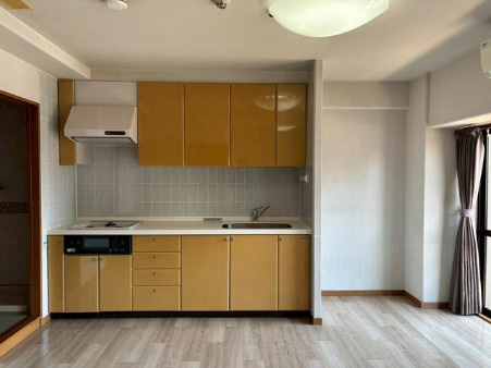 【高知駅近く】高知市北本町4丁目サーパス北本町第2　中古マンションのその他|収納が充実したシステムキッチンです♪