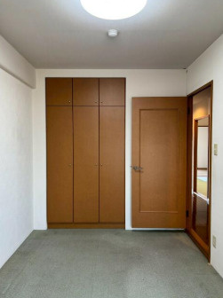 【高知駅近く】高知市北本町4丁目サーパス北本町第2　中古マンションの洋室|全居室に収納があるので安心♪