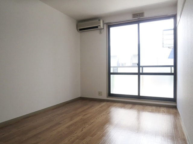 アスターグリーンの洋室|ピクチャーレールが付いているお部屋です。