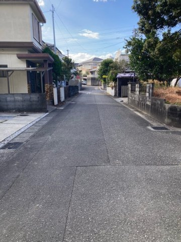 月見ヶ丘1丁目の前面道路含む現地写真