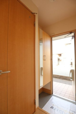 サニーホームズC棟の玄関