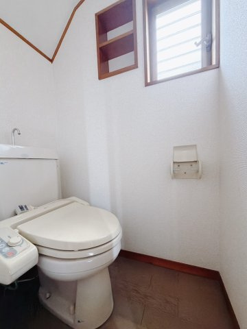 【中古戸建】熊谷市肥塚のトイレ|■トイレ｜1階と2階にトイレがございます♪壁には小物を置けるスペースがあるのでトイレットペーパーのストックを置いておくのにも便利です♪写真などを飾ってもおしゃれですね♪
