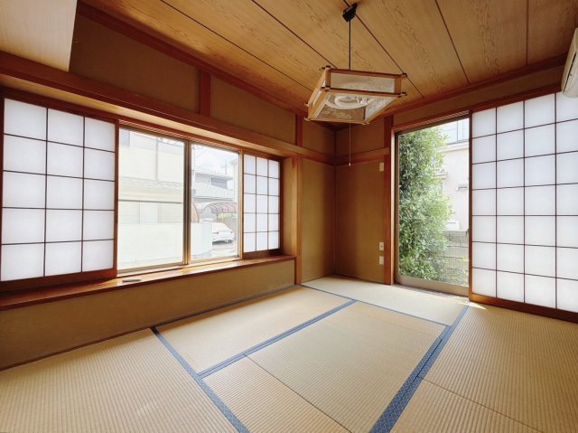 【中古戸建】熊谷市肥塚の和室|■和室｜扉付きの和室なのでプライベートな空間にもなります。ご両親がお泊りになっても、ぬくもりを感じられる和室でゆっくりとお寛ぎいただけます♪