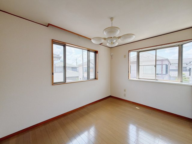 【中古戸建】熊谷市肥塚の洋室|■洋室｜2階洋室には大きな窓をご用意しています。日中はあたたかな日差し差し込み自分時間も充実できますね＾＾