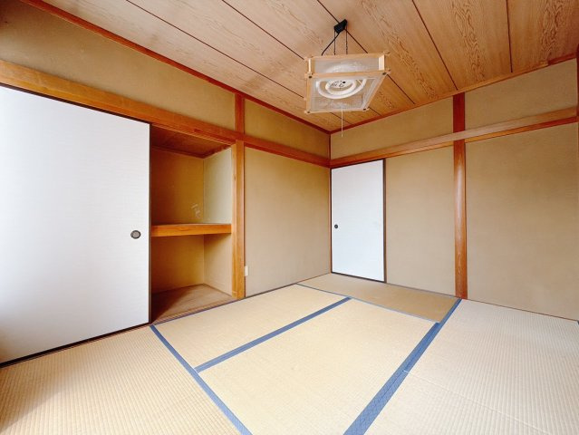 【中古戸建】熊谷市肥塚の和室|■和室｜和室でしか味わえない畳ならではの香りや素材で和のやすらぎを感じてください♪畳にはリラックス効果があるといわれています。のんびりするならやっぱり和室が一番ですね♪