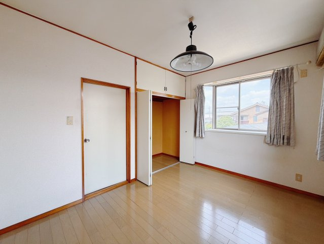 【中古戸建】熊谷市肥塚の洋室|■洋室｜お子様の一人部屋にピッタリな洋室。木のぬくもりを感じるフローリングは、天然木の味わいが時とともに深みを増していきます。また、傷にも強く、フリーワックスでお手入れもラクラクです♪