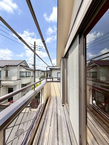 【中古戸建】熊谷市肥塚のバルコニー|■ベランダ｜ベランダから入る日差しは暖かく、爽快な朝の目覚めを促してくれます♪洗濯物やお布団を干して太陽の香りを吸い込んだお布団で夜はおやすみください。