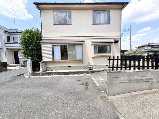 【中古戸建】熊谷市肥塚の外観|■外観｜広々とした駐車スペースで楽々駐車可能！お買い物後もスムーズにお荷物を運べます♪