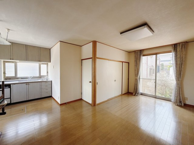 【中古戸建】熊谷市肥塚の居間・リビング|■リビング｜南側に大きな窓があるので、採光もバッチリとれます。明るい空間のリビングは自然と笑顔も増えます。