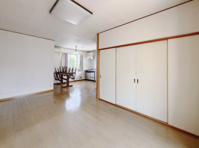 【中古戸建】熊谷市肥塚の居間・リビング|■リビング｜ナチュラルな質感で魅せる、くつろぎの時間。ゆっくりとした時間が流れるリビングで、家族だんらんのひと時をお過ごしいただけます♪