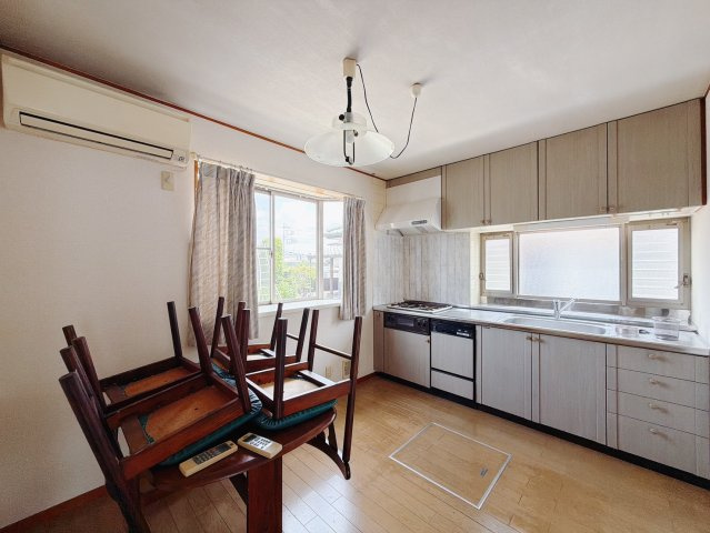 【中古戸建】熊谷市肥塚のキッチン|■キッチン｜リビングまでの見通しが良く、家事をしながらでも、お子様の様子を見られるようになっています。お子様がいつもママのそばにいる安心感も生まれます♪