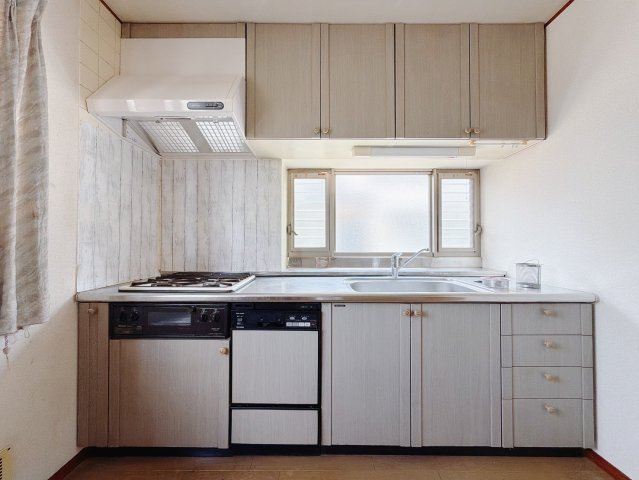 【中古戸建】熊谷市肥塚のキッチン|■キッチン｜ワークトップ下には、圧力鍋やパスタ鍋などのかさばる調理器具もラクラク収納！ものが溢れがちなキッチン回りもスッキリきれいに管理ができます♪