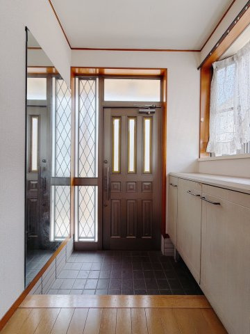 【中古戸建】熊谷市肥塚の玄関|■玄関｜収納豊富な玄関♪全身ミラー付き収納もあり、お出かけ前の身だしなみチェックもバッチリです！