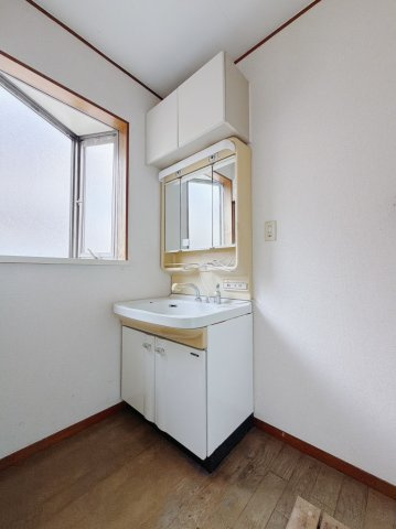 【中古戸建】熊谷市肥塚の独立洗面台|■洗面室｜大きな鏡で朝の身支度もラクラク♪窓があるので換気の際も楽ちんです♪
