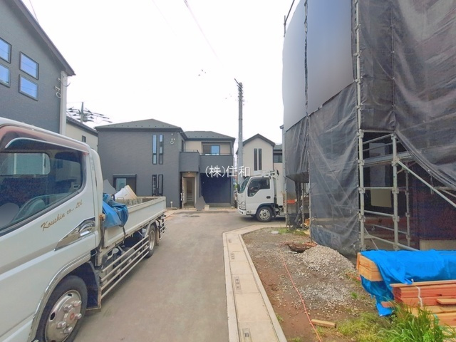 朝霞市膝折町３丁目の新築一戸建の前面道路含む現地写真