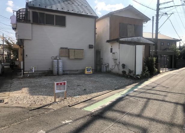 敷地面積13.79坪　売地　富士見市渡戸3丁目の外観|二方向角地！西側約4ｍ公道、北東側約4ｍ公道。接道幅広くお車の出し入れもラクラクです♪
現況：駐車場