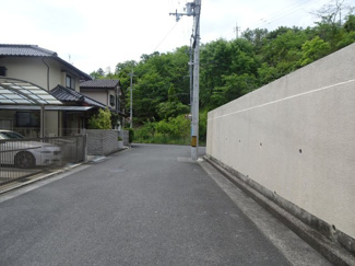 【前面道路含む現地写真】 | 川西市湯山台2丁目81の11　建築条件無土地