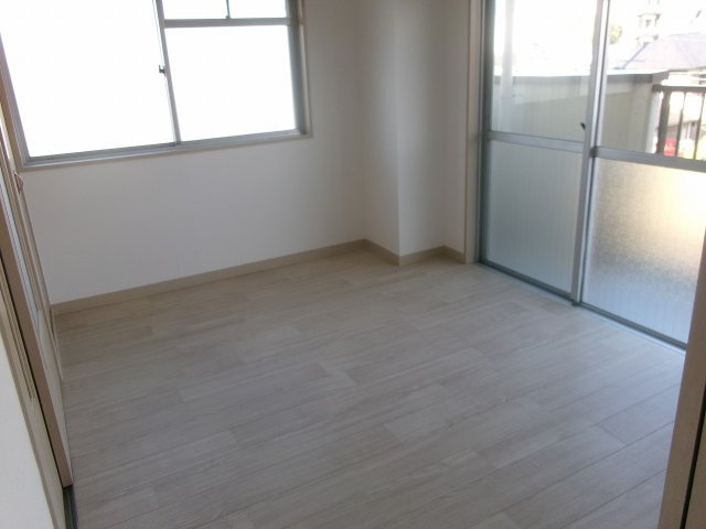 シャトレ北川の洋室