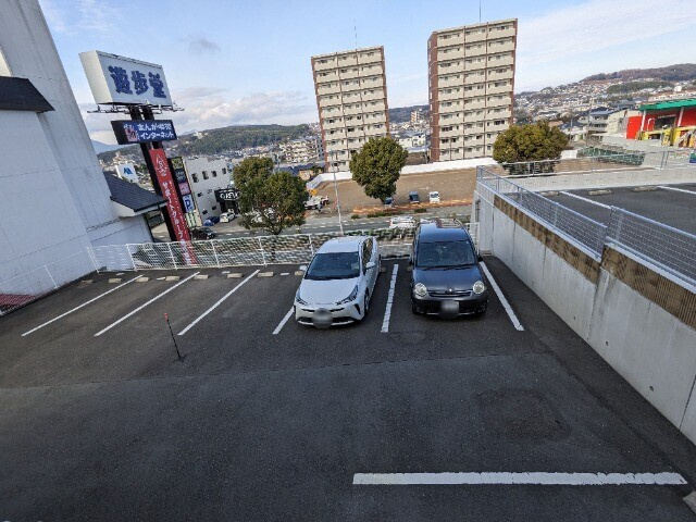 サンシャインヒル壱番館の駐車場