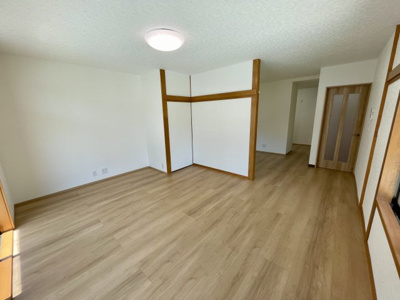 【居間・リビング】 | 【リフォーム済み中古住宅】山形市新開三丁目 | 広々とした20帖以上のLDKです！家族でも、お客さんを招いてもゆったり過ごせそうです♪