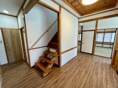 【内装】 | 【リフォーム済み中古住宅】山形市新開三丁目 | 趣のある木の素材感を生かした階段です♪