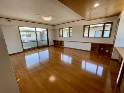 【寝室】 | 【リフォーム済み中古住宅】山形市新開三丁目 | 2階の寝室も18帖で広々としています。棚が備え付けなのがうれしいポイントですね♪