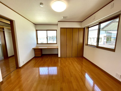 【洋室】 | 【リフォーム済み中古住宅】山形市新開三丁目 | 13帖以上の洋室です。こちらも机が備え付けです♪