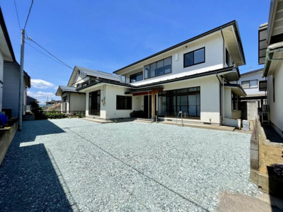 【外観】 | 【リフォーム済み中古住宅】山形市新開三丁目 | 通路部分にカーポートがあるため、敷地を有効活用できそうです♪