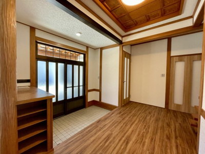 【玄関】 | 【リフォーム済み中古住宅】山形市新開三丁目 | 広々とした玄関は出入りしやすいです♪
靴箱も備え付けです！