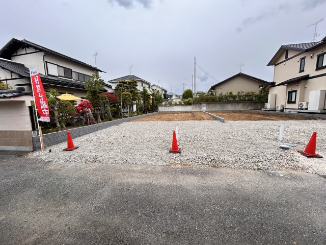 【GRAFARE 】　宇都宮市五代　全2邸の前面道路含む現地写真|○分譲地○
歩いてお買いものに行ける気軽さが嬉しい。徒歩10分圏内に買物施設が充実してます♪
雀宮駅バス20分、「さつき一丁目北」徒歩2分。周辺環境等、現地にてご確認ください。
※2026年4月撮影

