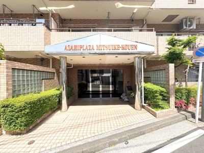 【エントランス】 | 朝日プラザ三ッ池公園　新規リフォーム物件/2面バルコニーで開放感あり/オートロック付きの安心物件/角部屋で陽当たり良好 | ◆爽やかな青空の下に贅沢なほどに降り注ぐ陽光、豊かな居住性と、クオリティが見事に調和した住空間は、住まうことの喜びを感じさせてくれます。ゆとりある広い敷地で開放的なお住まいです。