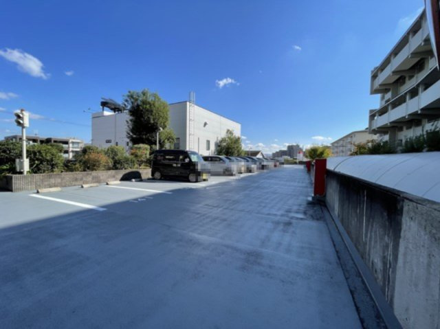 【駐車場】 | 公社山田西第2次団地A8棟 | サイトに掲載されていない箇所の写真、撮影してお届けさせて頂きます！気になる物件で、見たい部分の画像が無い場合は、弊社スタッフまでご連絡下さいませ。お客様の気になる箇所を、カメラにて撮影して参ります！