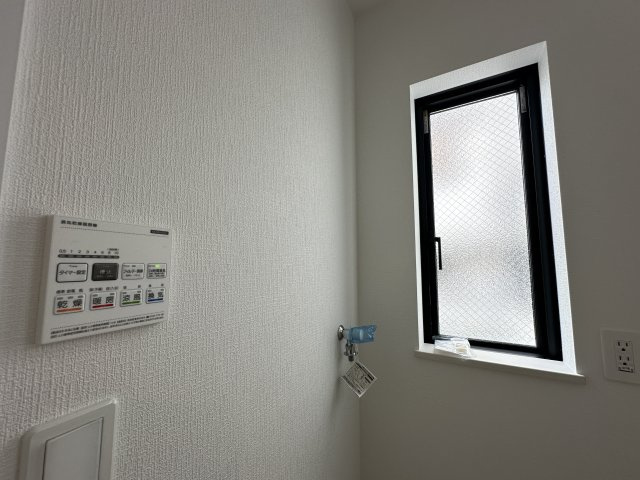 南区永田台戸建の脱衣所|浴室暖房乾燥機付きです。窓もあり換気もできるのは快適ですね。