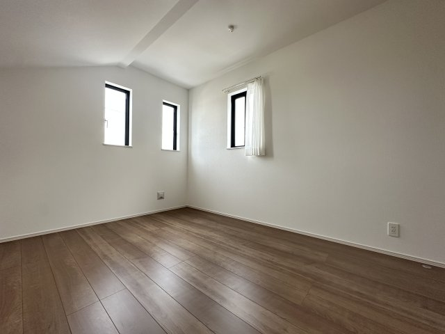 南区永田台戸建の洋室|明るく床の木目が落ち着くお部屋です。趣味の時間など楽しめますね。