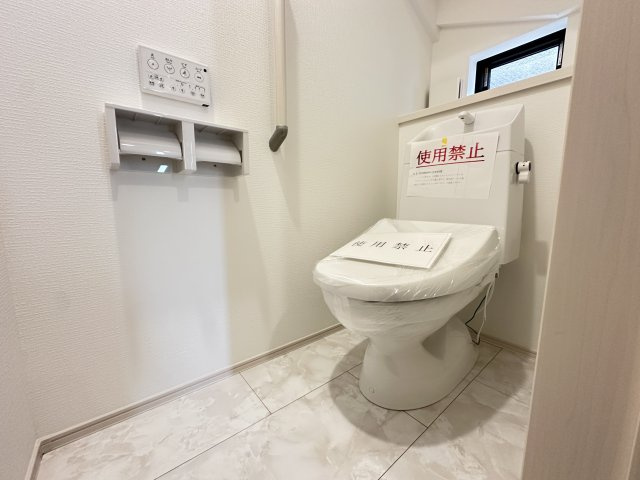 南区永田台戸建のトイレ|清潔感のあるゆったりスペースです。ウォシュレット内蔵の最新トイレ設備です♪