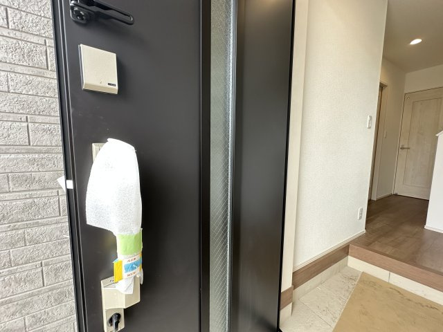南区永田台戸建の玄関|明るい玄関が家路からの「ただいま」の安心感を実感させてくれそうですね。